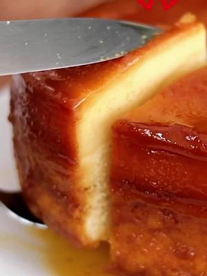 A post by @recetacubana on TikTok caption: 🤔¿Cómo se llama este postre? La gran mayoría se Equivoca Ingredientes: Para el Caramelo: 1 taza de azúcar. 3 cucharadas de agua. Para el Flan: 4 huevos. 1 cucharadita de vainilla. 1 lata de leche evaporada (400 ml). 1 lata de leche condensada (400 ml). Para la Panetela: 2 huevos. 1/3 de taza de azúcar. 1/4 de taza de leche. 1/2 taza de harina. 1 cucharadita de polvo para hornear. 1 pizca de sal. Preparación: 1. Preparar el Caramelo: En una olla pequeña, mezcla el azúcar con el agua. Cocina a fuego bajo durante 8 minutos o hasta que obtengas un color dorado. Vierte el caramelo en el fondo de un molde y deja que enfríe mientras preparas el resto. 2. Preparar el Flan: En un recipiente, mezcla los huevos, la vainilla, la leche evaporada y la leche condensada. Cuela la mezcla para obtener un flan suave y sin grumos. 3. Preparar la Panetela: Bate los huevos hasta que estén blanquecinos y espumosos. Añade el azúcar poco a poco mientras sigues batiendo. Incorpora la leche y mezcla bien. Agrega la harina, el polvo para hornear y la sal, integrándolos suavemente con movimientos envolventes. 4. Montaje y Cocción: Vierte primero la mezcla de la panetela sobre el caramelo en el molde. Con cuidado, añade la mezcla del flan encima. Tapa el molde con papel aluminio o su tapa correspondiente. Método de Cocción: En olla de presión: Cocina al baño maría durante 25-30 minutos. En olla convencional: Cocina al baño maría durante 45-50 minutos. 5. Enfriar y Servir: Deja que el postre enfríe completamente antes de desmoldarlo. Voltea el molde en un plato grande para que el caramelo caiga encima del flan y la panetela. Sirve frío y disfruta. ¿Te atreverías a prepararlo para sorprender a tu familia estas fiestas? ¡Déjanos tus comentarios y comparte esta receta! 🎉 Ofertas de la Semana aCuba: Eres  nuestra prioridad, y entendemos las tuyas 🤗🇨🇺 No dejes para mañana  lo que tienes fácil hoy 🍳🍗 Mercado aCuba tiene Entrega a Domicilio  para que tu familia esté mejor 🏡 Sin tener que salir de casa Navidad Especial / $45.99 24 cervezas Cristal, 5 lb de cerdo, un panettone de frutas y un turrón de almendras: ya lo tienen todo listo Canasta básica / $8.50 30 huevos y 1 L de aceite: lo que buscan está aquí Pollo / $34.50 28 lb de muslos con contramuslos que rinden bastante Cerdo / $35.45 10 lb de carne deshuesada, especial para estas fechas @acuba.oficial #ComidaCasera #postres #dessert #recetas #cocinando #flan #postresdeliciosos #publi