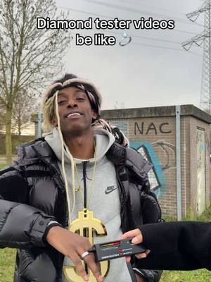 A post by @apsonarmy on TikTok caption: Mensen met nep diamanten be like 😂💀💀 @Samsung Nederland #galaxyring ad