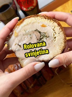 A post by @__kacolina on TikTok caption: ✨Rolovana svinjetina✨ Sastojci: - Svinjetina oko 4kg (sveža slanina bez rebara) - Začini po ukusu (kod mene: ruzmarin, peršun, dosta belog luka, so, biber, kora od 1 limuna) Meso blago zasecite, dodajte iseckane začine, dobro ih utrljajte pa urolajte meso i pričvrstite kanapom. Ubacite meso u frižider preko noći ili bar 12h i ne pokrivajte ga, hoćemo da se koža isuši. Peče se na 220 prvih 45 minuta, a zatim na 140 oko 3 sata, tj. dok meso ne dostigne temperaturu od 71 stepen. Ukoliko kožurica nije zažarena sa svih strana, pojačajte temperaturu na 200 i okrenite ka grejaču stranu koja nije dovoljno pečena i pecite nekih 10-15 minuta. Ja sam krkala uz pire krompir, salaticu i kolicu. Prijatno! 🤤 #CocaCola #CocaColaSrbija #RealMagic #Recipe #recept #EasyRecipe #balkan #porchetta #pork #rolovanasvinjetina #balkanfood #balkantiktok #balkanviral #DinnerIdeas #christmasdinner 