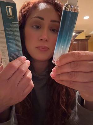 A post by @barbara_martinez_vlogs on TikTok caption: Vamos a ver que tal funciona el suero anti arrugas para los ojos 🤓 #fyp #product #review #like #share #momlife 