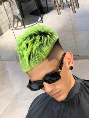 A post by @barberjeffyusty on TikTok caption: Corte creativo 💚💚🎄🎄🎄🤫 #viral #video #barberoslatinos #fade #barberos #motiva 