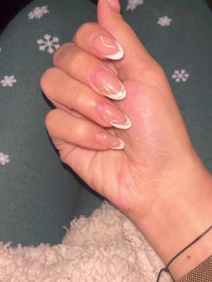 A post by @breenmeow on TikTok caption: Mi tiktok más personal jajajaak #navidad #nails #viral #paratiiiiiiiiiiiiiiiiiiiiiiiiiiiiiii 