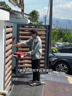 A post by @daweihungry on TikTok caption: 很尴尬做送货员 @大伟 X 大豆 