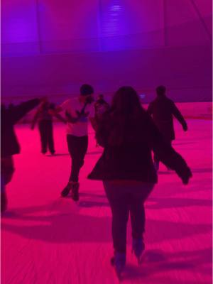 A post by @lalgerien952 on TikTok caption: #fyp #patinoire #iceland jeu de jambes …… 🔥