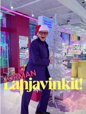 A post by @lykosuomi on TikTok caption: Käääks!! Alkaako sullakin iskemään lahjapaniikki? Ei hätää, saimme onneksi Jorman parhaat vinkit talteen!🤩🤝  Nappaa Jorman lahjavinkit taskuun ja suuntaa ostoksille. Ja hei, muistathan, että jos haluat lahjasi kotiin jouluaatoksi, niin teethän tilauksesi osoitteesta lyko.com viimeistään 18.12.!💫 #lykosuomi #lyko #jormauotinen #lahjavinkit #joululahjat #ihonhoito #tuoksut #meikki #suomitiktok #fyp #foryou #sinulle