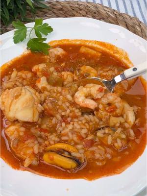 A post by @cocinaconnoelia on TikTok caption: El ARROZ CALDOSO DE MARISCO es una joya de la cocina tradicional española. Su origen está ligado a las comunidades de pescadores que utilizaban mariscos frescos y accesibles para crear platos reconfortantes y nutritivos. Este plato se caracteriza por su caldo, elaborado con las cabezas y cáscaras de las gambas, previamente tostadas y espinas de pescado blanco. El sofrito a base de ajos, cebolla, pimientos, tomate y pimentón, es otro pilar esencial. El arroz recomendado es de grano corto, bomba o senia, ya que tienen una gran capacidad de absorción sin romperse. El arroz caldoso de marisco es un plato que evoca recuerdos de hogar y momentos compartidos con nuestros seres queridos. Ingredientes: - 350 g de arroz - 1,8 l de caldo de pescado - 350 g de gambas - 1 calamar - 300 g de rape (conservar espinas para el caldo) - 350 g de mejillones - 3 dientes de ajo - 1 cebolla - 1 pimiento rojo - 1 pimiento verde - 3 tomates maduros (o tomates en conserva) - 1/2 cda de pimentón - Sal - Aceite de oliva Elaboración: Pela las gambas, reservando los cuerpos y poniendo las cabezas y cáscaras en una cazuela para tostarlas con con un poco de aceite de oliva. Echa las espinas del rape o pescado blanco cubre con agua y deja hervir durante 12 minutos. Retirando la espuma que se genera en la superficie. Cuela y reserva. Limpia muy bien los mejillones bajo el chorro de agua fría y retira las barbas. Ponlos en una rutina o cazuela baja, tapados con fuego medio para cocerlo al vapor hasta que se abran. Inmediatamente después de abrirse retira del fuego y reserva los mejillones desechando las valvas. En una cazuela, con un poco de aceite, sofríe los ajos picados, la cebolla y los pimientos, con fuego medio-bajo hasta que comiencen a dorarse. Añade los tomates maduros y cocina 15 minutos con fuego suave. Agrega el pimentón y el calamar troceado. Cocina durante 5 minutos. Echa el caldo de pescado y sal. Cuando comience a hervir fuerte, añade el arroz y deja hervir 15-16 minutos. 6 minutos antes de terminar, echa el rape troceado y 2 minutos antes de apagar, agrega las gambas y los mejillones.#arroz #arrozcaldoso #arrozdemarisco #marisco #cocinaespañola #casero #tradicional 