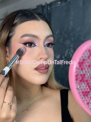 A post by @heydivalenba on TikTok caption: Nunca dejo de ser una meta✨ #BootCampUnTalFredo #fyp #makeup #tutorial 