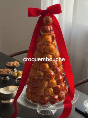 A post by @ivo_zinee on TikTok caption: Croquembouche (recept u opisu!) punjen s crème pâtissière i Lasta keksima i Bajaga. 🕺🏻💫💙 RECEPT SASTOJCI: Choux tijesto: 240g vode (ili mlijeka) 85g maslaca (izrezanog na kockice) 8g šećera prstohvat soli 130g brašna (prosijanog)  4 jaja (M vel) šećer u prahu Craquelin: 80g mekog maslaca 80g smeđeg šećera 100g brašna pola žličice soli  punjenje: 450g mlijeka 1 mahuna vanilije (ili malo ekstrakta) 115g šećera 40g škroba 4 žumanjka (vel M) 30g maslaca  Lasta čajni kolutići karamela (radio sam u tri ture / 3x200g šećera) 600g šećera 150g vode par kapi octa POSTUPAK: U vodi (ili mlijeku) otopiti maslac, šećer i sol i pustiti da lagano zakuha, skloniti s vatre, dodati brašno i miješati na srednje jakoj vatri oko 3 minute ili dok se tijesto ne formira u loptu, a po posudi se počne loviti film. Skloniti s vatre, staviti tijesto u mikser i ostaviti da se promuti kako bi se prohladilo. Zatim izmutiti jaja i dodavati ih postepeno, nakon što se prethodno jaje u potpunosti sjedinilo s tijestom. Tijesto je gotovo kada je sjajno, teksture koju mozete istisnuti iz dresir vrećice, a kada ga promiješate, sa žlice se, od ostatka, formira slovo "v". Prema tome ćete prilagoditi koju količinu jaja dodati. Nekada bude potrebno i manje od napisane količine.  Napraviti craquelin tako što ćete sjediniti maslac, sol i šećer, a potom dodati brašno, tanko razvaljati između 2 pek-papira i rezati krugove promjera 2.5 cm, zamrznuti 15 minuta. Tijesto staviti u dresir vrecicu, koristiti okrugli nastavak nastavak, na pek papiru napraviti profiterole promjera 2.5 cm, paziti da ostavite dovoljno razmaka pošto će se napuhati.  Vlažnim prstom zagladiti sve nepravilnosti, a potom staviti craquelin. Staviti peći, u ugrijanu pećnicu, na 180C, nekih 40-45 min ili dok ne dobiju lijepu boju i budu šuplji i lagani na dodir, ispečeni s obje strane. Važno je da ne otvarate pećnicu ni u jednom trenu pečenja, a ako je neophodno, tek nakon prvih 20 minuta.  Za to vrijeme napraviti punjenje.  Za slastičarsku kremu — lagano pjenjačom umutiti jaja, škrob i šećer, dok se mlijeko s vanilijom ugrije. Zatim postepeno (I POLAKO) dodavati vruće mlijeko u jaja dok ih u potpunosti ne temperirate, a potom sve vratiti na štednjak i prokuhati dok se ne zgusne. Skloniti s vatre i dodati maslac i umiješati dok ne postane sjajno. Ostaviti pokriveno prozirnom folijom, dok se ne ohladi. Zatim izmiksati i dodati mrvljene Lasta kekse. Profiterole izvaditi iz pećnice, pustiti da se ohlade na rešetki, a za to vrijeme otopiti karamelu dok ne dosegne 150 C. Profiterole prvo puniti kremom od Lasta keksa, a potom umakati profiterole u karamelu, prvo s gornje strane, a potom sa strane s koje lijepite. Slagati redove, paziti da svaki idući red ide na spoj 2 profiterola u donjem redu.  #croquembouche #bajaga #lasta #berlin #Recipe #recept #caramel #hrvatska #bosna #kuhanje #profiteroles 