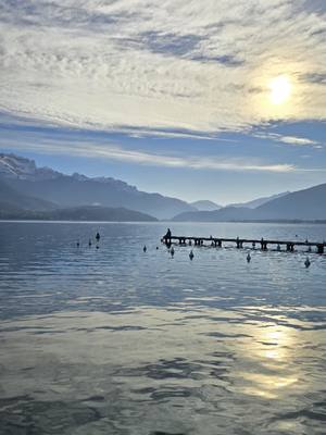 A post by @bonne_pitance on TikTok caption: "L'abus de tout est nécessaire pour ne manquer de rien !" Une journée hors du temps avec Gueuleton des Alpes au Lac d'Annecy <3 ! ##pourtoi #food #bonnepitance #gueuleton