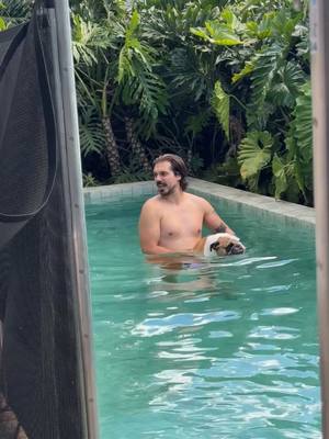 A post by @madaebica on TikTok caption: Curtindo uma piscininha 