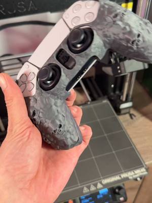 A post by @co.ben on TikTok caption: Customiser, sa manette de PS5 ! J’ai choisi le thème tête de mort pour jouer à path of exile 2 ! vous avez plein d’autres modèles que ce soit pour les manettes de PS5 et les manettes de Xbox tout est disponible sur @STLFLIX 