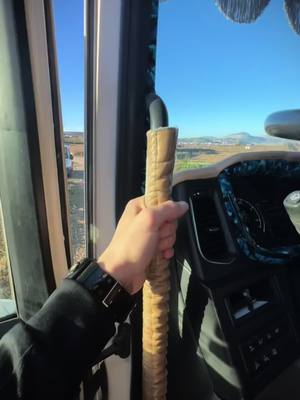 A post by @barberov8 on TikTok caption: Me hago polvo viendo trabajar la Maquinaria.. 🤤 #elberro #truckdriver #truckerlife #agriculture #masseyferguson 