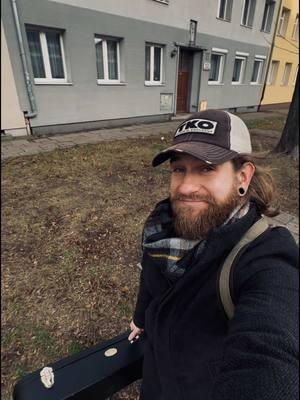 A post by @adam_kalinowski_official on TikTok caption: Dzień z życia muzyka? Zapraszam za mną! 