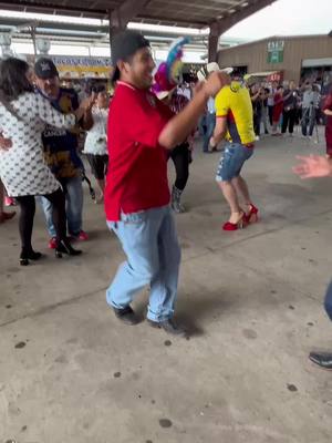 A post by @nenas956 on TikTok caption: #Christmas #Navidad  el mejor bailador del mundo baila el sancudito loco 🤗💃🕺💯🇺🇸#parati #nena👠💅 #baile #pulgaalamotx #paratiiiiiiiiiiiiiiiiiiiiiiiiiiiiiii #alegria #chuyito 