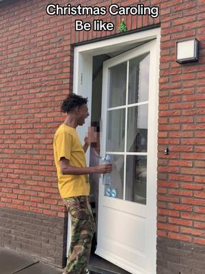 A post by @apsonarmy on TikTok caption: Wat een zangtalent @airup #christmascaroling #kerst AD