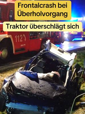 A post by @news5.de on TikTok caption: Ein Moment der Unachtsamkeit – und plötzlich passiert das Unfassbare. Ein schwerer #Unfall bei #Velburg sorgt für mehre Verletzte und einen stundenlangen #Rettungseinsatz. Aber was ist genau passiert? Am #Montagnachmittag, kurz nach 16 Uhr, war ein 23-jähriger #Landwirt mit seinem Traktor und zwei Anhängern in Richtung Parsberg unterwegs. Doch genau zu diesem Zeitpunkt wollte eine 48-jährige Autofahrerin überholen – und das wurde ihr fast zum Verhängnis. Wegen Dunkelheit und schlechter Witterung übersah sie einen entgegenkommenden Opel. Was folgte, war ein heftiger Zusammenstoß: Eines der Autos wurde durch die Wucht gegen den Traktor geschleudert. Der Traktor überschlug sich und landete auf einem Fahrradweg – total zerstört. Für die Rettung der Verletzten war Eile geboten. Die Feuerwehr musste die 48-jährige Fahrerin, ihre 16-jährige Mitfahrerin und den 42-jährigen Opelfahrer aus ihren Fahrzeugen befreien. Alle drei wurden bodengebunden in umliegende Krankenhäuser gebracht. Der Traktorfahrer hatte mehr Glück – er konnte sich selbst retten, kam jedoch ebenfalls leicht verletzt ins Krankenhaus. Ein tragischer Tag bei Velburg, der zeigt: Ein Moment der Unachtsamkeit kann alles verändern. Fahrt vorsichtig – denn manchmal zählt jede Sekunde.