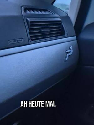 A post by @gichtii on TikTok caption: Hier seht ihr einen Fiat Punto bei der Beschleunigung – mit seinem 1,2-Liter-Motor und stolzen 48 starken kW#fy #funny #fiat #punto #car#auto 