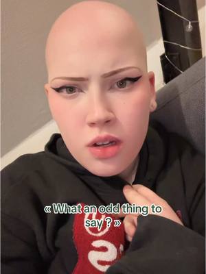 A post by @emmouu._ on TikTok caption: Des mal élevée seulement. #alopeciaareata #alopeciauniversalis #discrimination 