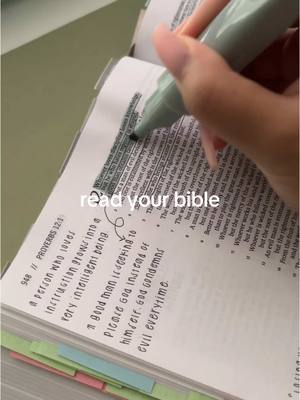 A post by @sydneyjournals on TikTok caption: your daily reminder to read your bible :) bible: ESV The Jesus Bible Highlighters/pens: Mr. Pen #Jesus #jesusisking #biblejournaling #Bible #biblejournal #biblestudy #biblejournalingcommunity #journalingbible #thejesusbible 