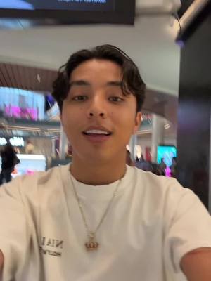 A post by @danielborjasmx on TikTok caption: Comprando regalos de navidad #danielborjasmx #borjas 