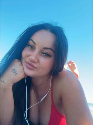A post by @urfavvlilbrunette on TikTok caption: #Summer #viral #🇦🇱 