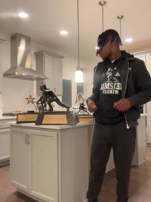 A post by @_travishunter on TikTok caption: We just vibing #travishunter #heismantrophy #fypシ゚viral #footballtiktok 
