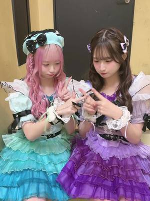 A post by @classroom_bottomgirls on TikTok caption: あっち？こっち？どっち？#日本 #japan #アイドル #idol #マカロンとメロンソーダ #fyp #おすすめ @月なぎさ @小鳥さん 