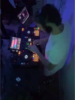 A post by @maaziimo on TikTok caption: Wart ihr schon mal in meinem live? Wenn nicht, dann solltet ihr mal beim näschten mal dabei sein😱😎🎧 #party #vibe #dj #bass #rave #festival #live #livestream #stream 