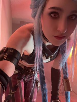 A post by @littlebearcosplay on TikTok caption: Hehe #jinx #jinxcosplay #cosplay #arcane #arcaneleagueoflegends #cosplayer #jinxarcane #leaugeoflegends 