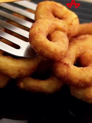 A post by @recetacubana on TikTok caption: ¿Sabías Que Estos Buñuelos de Yuca Caseros Son Más Fáciles de Lo Que Piensas? Prepárate para disfrutar de unos buñuelos de yuca caseros tradicionales, perfectos para celebrar Nochebuena. ¡Sigue esta receta paso a paso! Ingredientes Buñuelos de Yuca: Para los buñuelos: Yuca: 1 lb / 450 g Boniato (batata): ½ lb / 225 g Malanga: ½ lb / 225 g Huevo: 1 unidad Harina de trigo: ½ cup / 60 g Azúcar: 2 tbsp / 30 g Sal: 1 tsp / 5 g Anís estrellado: 1 unidad Para el almíbar: Azúcar: 1 cup / 200 g Agua: ½ cup / 120 ml Canela en rama: 1 unidad Anís estrellado: 1 unidad Cáscara de limón o naranja: Al gusto Preparación: Cocinar los tubérculos:Pela y corta la yuca, el boniato y la malanga. Cocina cada uno en cacerolas separadas con agua, añadiendo una pizca de sal, azúcar y una estrella de anís en cada cacerola. Preparar la masa:Cuando los tubérculos estén blandos, redúcelos a puré. Mezcla el puré con el huevo y la harina. Amasa bien hasta obtener una masa homogénea y suave. Refrigera la masa durante al menos 2 horas para facilitar el manejo. Dar forma a los buñuelos:Divide la masa en porciones pequeñas. Con las manos ligeramente enharinadas, forma los buñuelos en espiral o en forma de lazo, según prefieras. Freír los buñuelos:Calienta suficiente aceite en una sartén profunda. Fríe los buñuelos a fuego medio hasta que estén dorados por ambos lados. Escurre sobre papel absorbente para eliminar el exceso de aceite. Preparar el almíbar:En una cacerola, mezcla el azúcar, el agua, la canela, el anís estrellado y las cáscaras de limón o naranja. Cocina a fuego medio hasta que el almíbar espese ligeramente. Bañar los buñuelos:Sumerge los buñuelos fritos en el almíbar caliente. Deja reposar unos minutos para que absorban bien el sabor. Tips para Triunfar: Refrigera la masa: Esto ayuda a que sea más manejable y los buñuelos mantengan su forma al freírlos. Aceite a temperatura adecuada: Evita que el aceite esté demasiado caliente para que los buñuelos no se quemen por fuera y queden crudos por dentro. Personaliza el almíbar: Puedes añadir clavos de olor o un chorrito de ron para un toque especial. Resultado Final: Unos buñuelos caseros suaves por dentro, dorados por fuera, y bañados en un almíbar aromático que serán el centro de atención en tu cena de Nochebuena. 🎉 ¡Disfrútalos con tu familia! 🎄 ¡Sorteo de Nochebuena con aCuba! 🎄 Queremos que esta Navidad sea inolvidable, y por eso te traemos un súper sorteo en el que puedes ganar: 🎁  $100 en saldo o tarjeta regalo para usar en la app de aCuba. (Si estás  en Cuba, gestionamos contigo una compra equivalente a ese monto). 🎁 Una cesta navideña cargada de productos deliciosos:  - 2kg de res - 6lb de pollo - 4lb de masa de cerdo troceada - 2 paq de salchichas - 1lt de aceite - 1 tomate frito 390g - 1lt de zumo - 1 pomo de mayonesa - 1 picadillo de res - 2 paq de coditos - 2 turrones  - 1 botella de vino espumoso 🎁 Una recarga móvil para mantenerte conectado con tus seres queridos. ¿Cómo participar? ✨ Comenta SORTEO en este post. ✨ Sigue a Receta Cubana y aCuba en todas las redes sociales. (Recuerda que aCuba también está en TikTok 😉). 💥 Participa ahora y celebra una Navidad especial. Mientras más participes, más chance tendrás de ganar!  🎊 El ganador se anunciará el 24 de diciembre, en las redes sociales de aCuba. @acuba.oficial #buñuelos #comidacubana #comidacasera #postres #postresnavidad