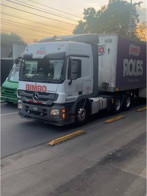 A post by @trucks_mex57 on TikTok caption: Actros Grupo Bimbo BG44533 💙🍞 #trucksmex #Bimbo #traileroscachimberos #trailerosdecorazon 