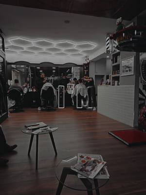 A post by @lehrers4g on TikTok caption: Haircut vom feinsten. hemasbarbershop in Zirndorf. Getränke in der Wartezeit umsonst. Angenehme Atmosphäre. #haircut #barbershop #Lifestyle #style #hype #fashiontiktok 