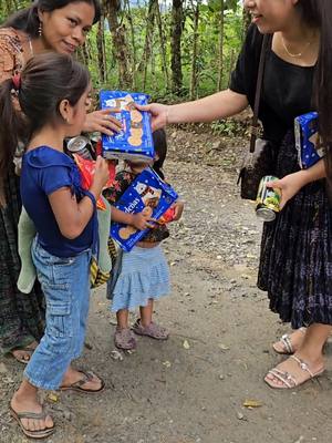 A post by @rosaliacobaneralives on TikTok caption: Gracias a mis donadores por tanto amor, esto es posible a ustedes que podemos alegrarles el dia a gente linda que dia a dia luchan para sobrevivir Gracias Teem 🌹  Felices Fiestas  #ayuda #usa #guatemala🇬🇹  #mexico🇲🇽 