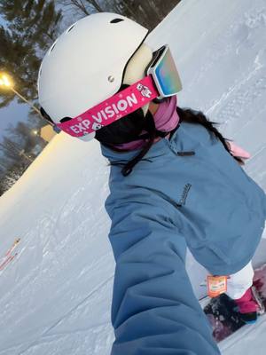 A post by @khristinegarciuh on TikTok caption: 💞🏂 #fyp #snowboarding 