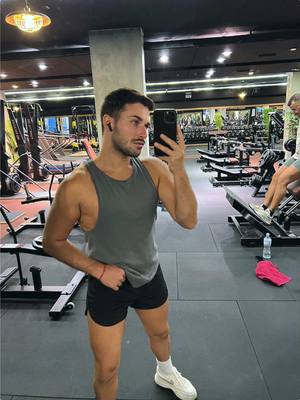 A post by @jeremimedina69 on TikTok caption: Un poco de gym 👽✅ #gym #diciembre #fyp #canarias🇮🇨 