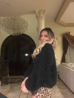 A post by @naliuh on TikTok caption: Using the googoo hair extenisions 20inch in dirty blonde 🖤 #glamour #googoo #fyp #hair #foryoupage 