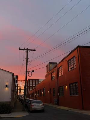 A post by @emmaclairolson on TikTok caption: the sun makes me smile everyday 🧡 #sunsets #citysunset #richmondva 