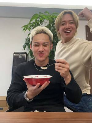 A post by @com.yuma1214 on TikTok caption: 炒飯が上手くなるおまじないかけてみた🕺🦍天下一品コラボ今日までっす🍜#悠馬 #炒飯無いとオブファイヤー 