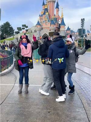 A post by @aka.mireiiaa on TikTok caption: NO HAY MEJOR PLAN!🥰🥰🤩🤩✨✨🪄🪄🪄🏰#disneylandparis #familia 