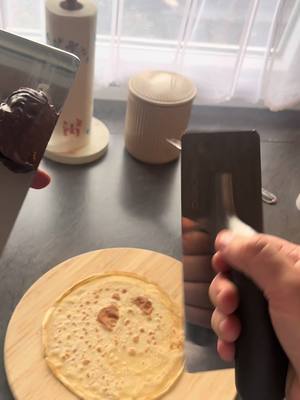 A post by @floriihamburg on TikTok caption: Crepes Nutella zum frühstücken #florihamburg #foryou #fypシ #fypシ゚viral #foryoupage #fyp #malermeister #viraltiktok #fürdich #drywall #fyppppppppppppppppppppppp #spachteln #malen #nutella 