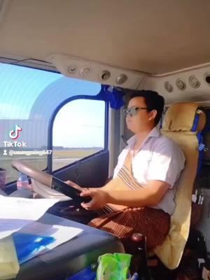 A post by @uaungpaing647 on TikTok caption: ခရီသည်လူပါပျောက်လို့ရှာနေတုန်းလေး😁😂#ပြည်တွင်းဖြစ်ကိုအားပေးပါtiktokb4you #ပြည်တွင်းဖြစ်ကိုအားပေ #ကားဆရာများဘေးရန်ကင်းပါစေဗျ🙏🙏🙏 @chitsuma( T- CARRY) 