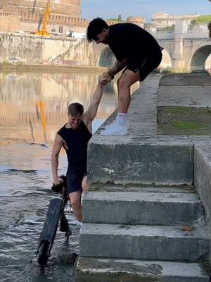 A post by @riccardodose on TikTok caption: NON CI CREDO PESCHIAMO UN MONOPATTINO ELETTRICO DAL TEVERE! 