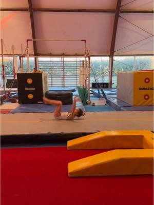 A post by @fresi_nunzio on TikTok caption: Leggera come una piuma🥰🤸🏻 . Quanto sei bella piccola Ginny. #sentibella #ginnasticaartistica #sport #passione