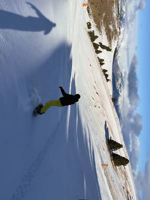 A post by @juandaviid_25 on TikTok caption: #snow #andorra 🏂🏂❄️