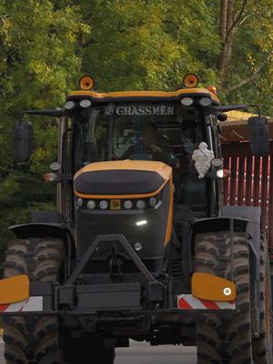 A post by @loagri_officiel on TikTok caption: Quel magnifique ensemble ! 🫡🎥 #jcb #fastrac #transport #agri #tractor #fyp 