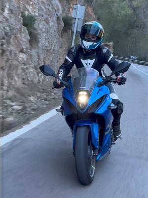 A post by @anca_s1000rr on TikTok caption: ¿Que os parece esta GSX 8R? Sorprenden muchísimo sus prestaciones. La estabilidad y aceleración son una locura!!! #biker #mujeresmoteras #suzuki #gsxr #gsx8r #dainese #prueba #bikergirl 