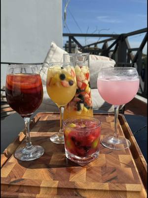 A post by @kulinaria.recetas on TikTok caption: 4 TRAGOS PARA LAS FIESTAS que no fallan🎄. 🍊Clerico: -frutas, yo use frutilla, manzana, durazno y arándanos. -jugo de 2 naranjas. -2C de azúcar opcional. -1 botella de vino, yo use uno blanco dulce. 🍷Tinto de verano: -1 shot de jugo de naranja. -vino tinto. -gaseosa de limón. -rodaja de naranja. 🍭Gin de caramelo: -1 o 2 caramelos+3C de agua. -shot de gin. -gaseosa de limón. 🍓Caipi de frutos rojos: -1 lima. -frutos rojos puede ser congelados o frescos. -2c de azúcar. -hielo picado. -vodka o cachaça. Los prueban y después me cuentan. Atte: Kuli✨. . . . . . #recetasfaciles #tragos #navidad 