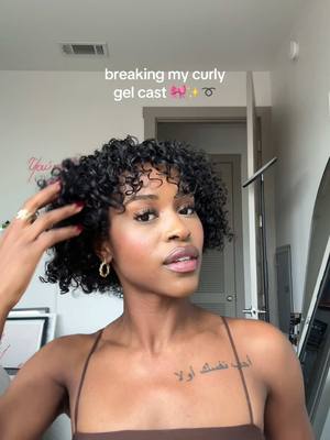 A post by @itstiatamara on TikTok caption: fluffy curls, zero frizz ✨ #curlyhairroutine #gelcast #washdayroutine #curlyhairtips #nofrizz 