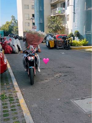 A post by @ladeladukerosa on TikTok caption: 🥰😂 #regalo #flores #detalles #novios #contenido #viral_video @LOS FUGAS CDMX🏍💨🇲🇽🔥 