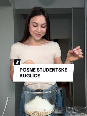 A post by @food.journalista on TikTok caption: Recept: za veću količinu (ili duplo manje) ▫️2 šolje indijskog oraha ▫️2 šolje kokosa ▫️sok 1 limuna i malo limunove kore ▫️2 pune kašike putera (ja sam imala od lešnika) ▫️4 kašike kokosovog ulja ▫️20ak urmi ▫️1/2 šolje ovsenih Sve izblendajte i po potrebi u smesu dodajte jako malo vode dok ne bude smesa za oblikovanje. . . #Recipe #healthyrecipe #energyballs #blissballs #zdravaishrana #zdravahrana #zdravirecepti #foodjournalista 